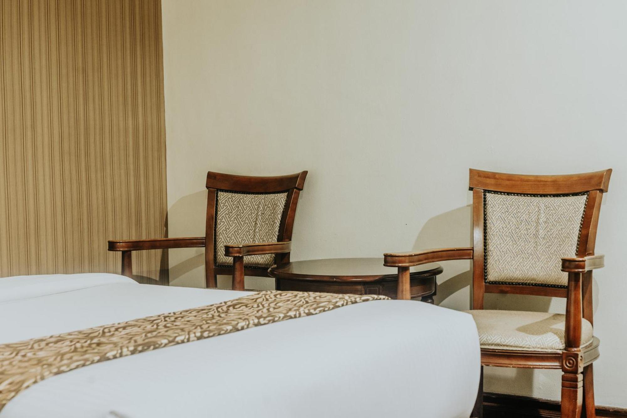 Villa Caceres Hotel Нага Экстерьер фото