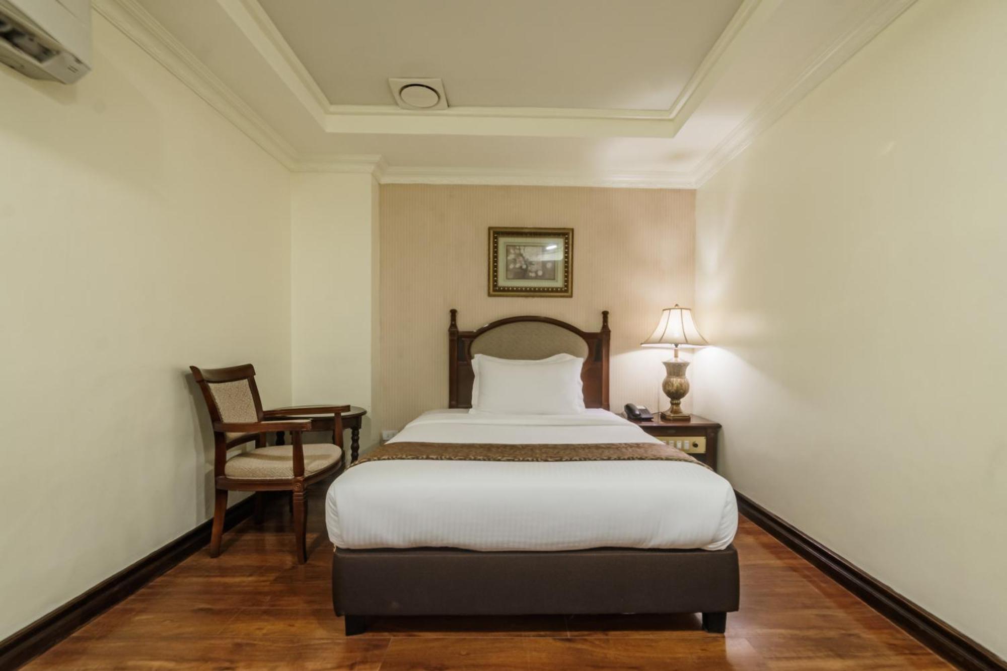 Villa Caceres Hotel Нага Экстерьер фото